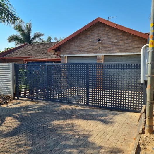 Custom fabricated steel driveway gate by MZSteel